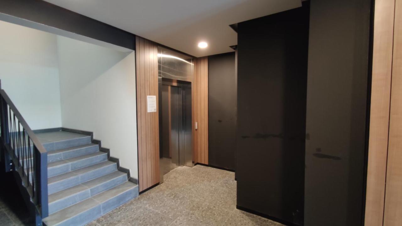 Rybalsky Studio Apartment Dnipro View Kiev Luaran gambar